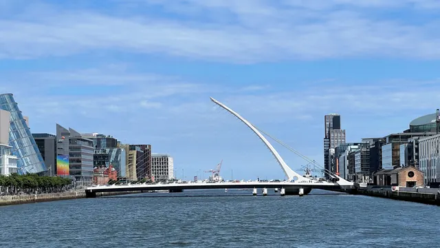 Dublin'de Liffey nehri ve Samuel Beckett Köprüsü