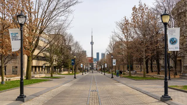 Toronto Üniversitesi çevresi ve CN Kulesi