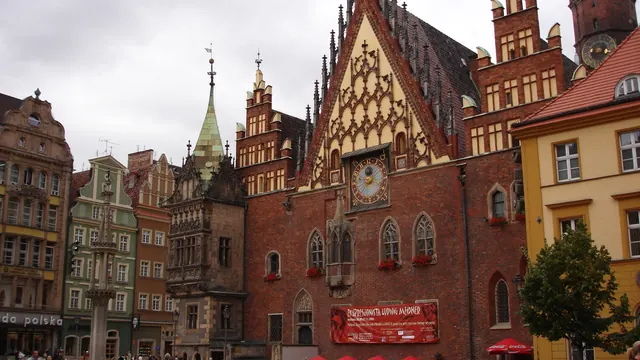 Wrocław'da Belediye Sarayı ve pazar meydanı