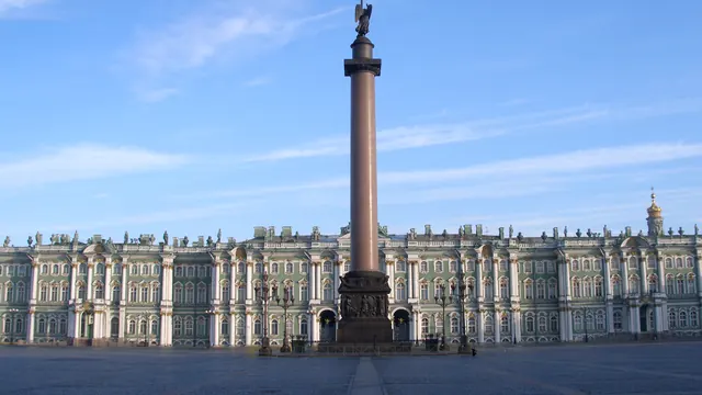 Saint Petersburg'da Saray Meydanı ve Kışlık Saray