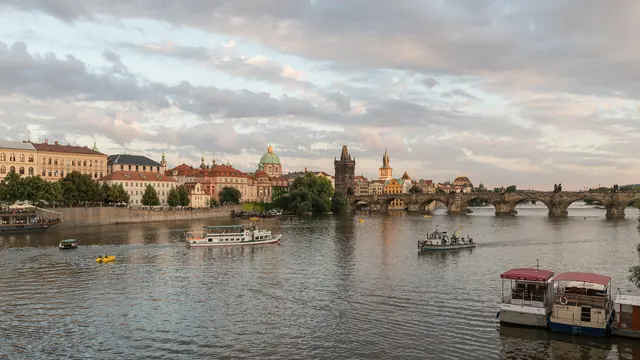 Prag'da Karl Köprüsü ve Vltava nehri